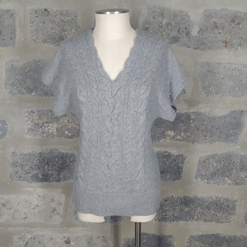 Mc Duff cable front v-neck short sleeve sweater